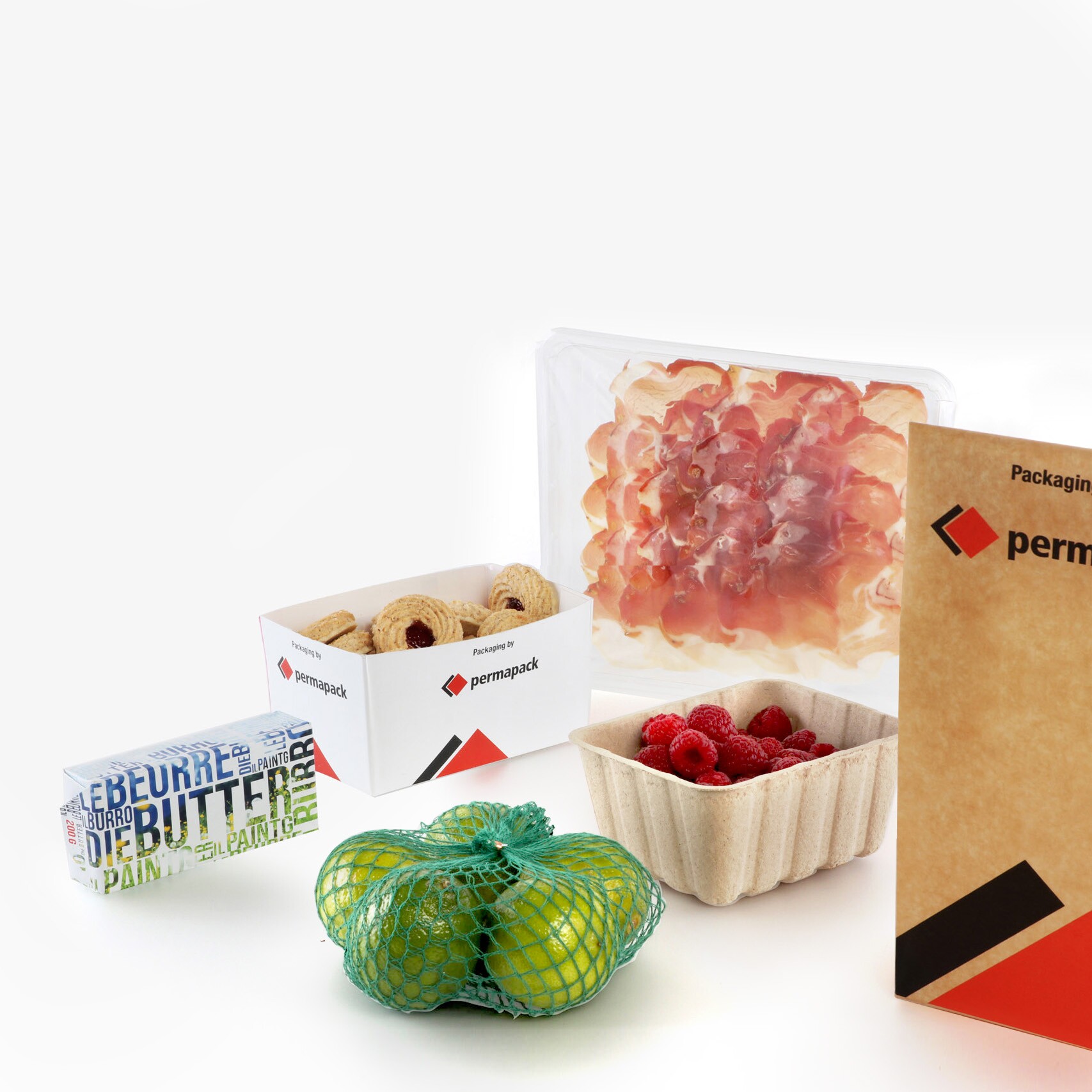 Différents produits alimentaires dans des emballages souples tels que le film d'emballage pour le beurre, le filet d'emballage, les barquettes en carton, les films multicouches et les sacs en papier.
