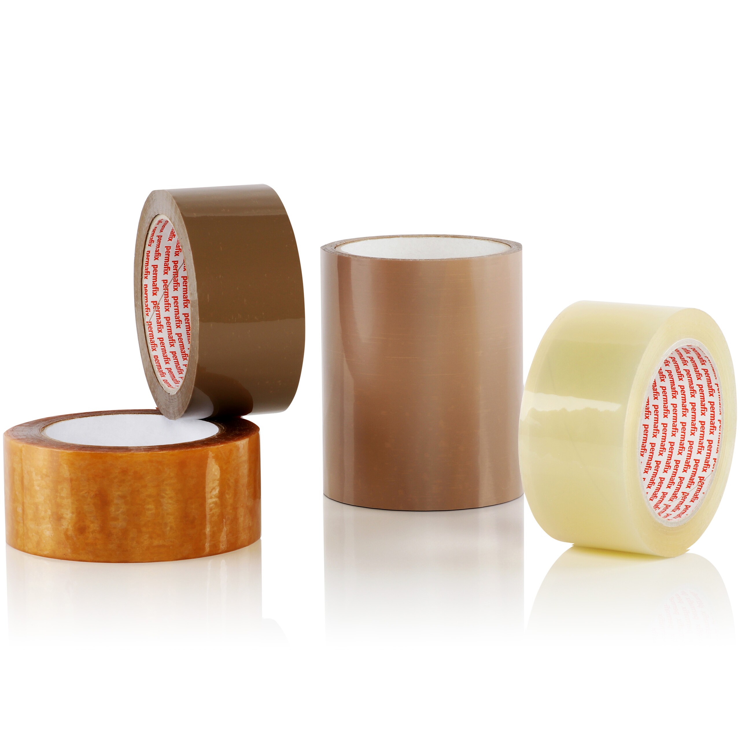 Quatre rouleaux de rubans adhésifs d'emballage neutres de diverses qualités et dimensions.
