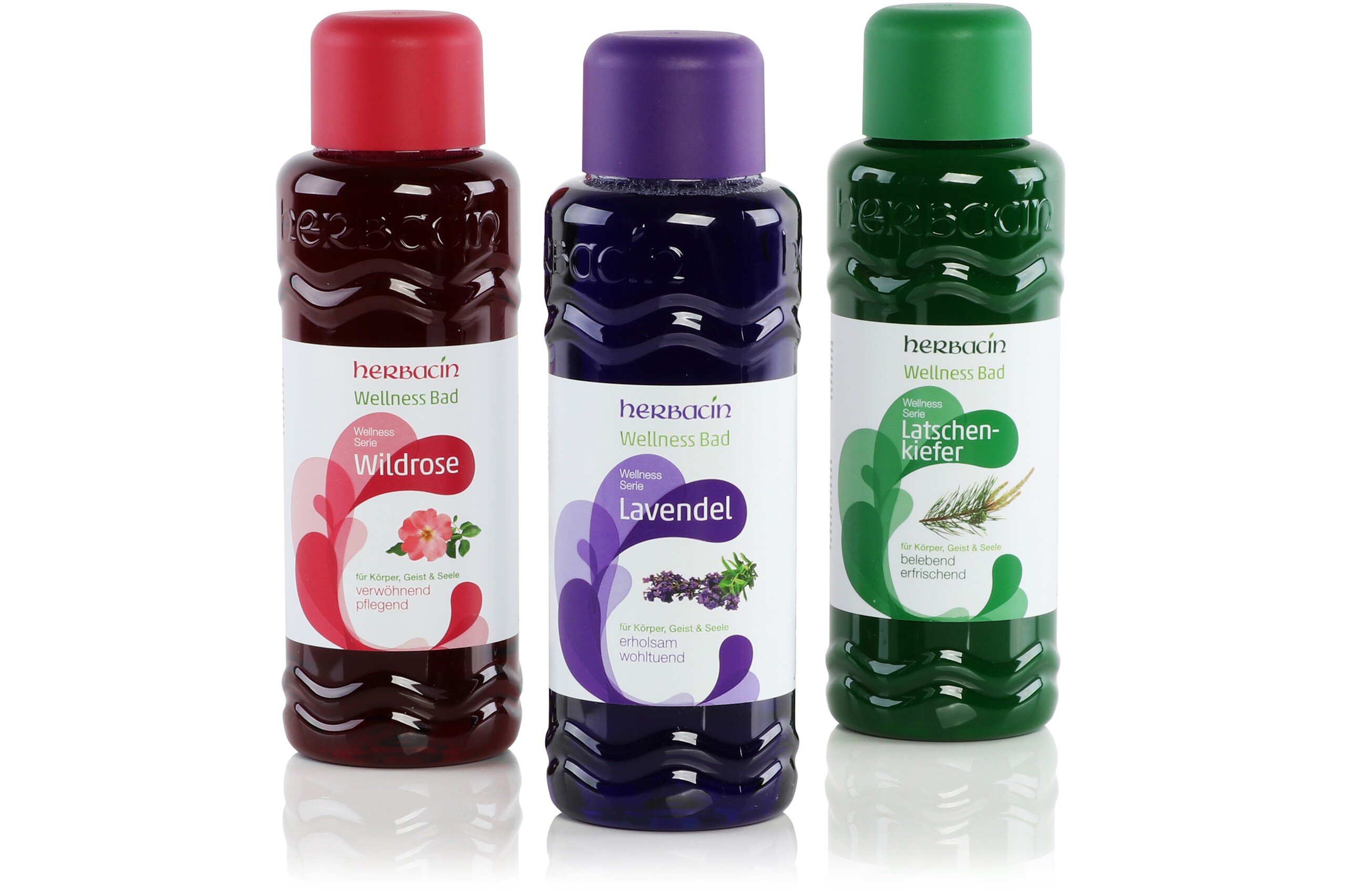 Trois bouteilles de bain bien-être avec des étiquettes décoratives imprimées en rouge, violet et vert de la marque Herbacin.