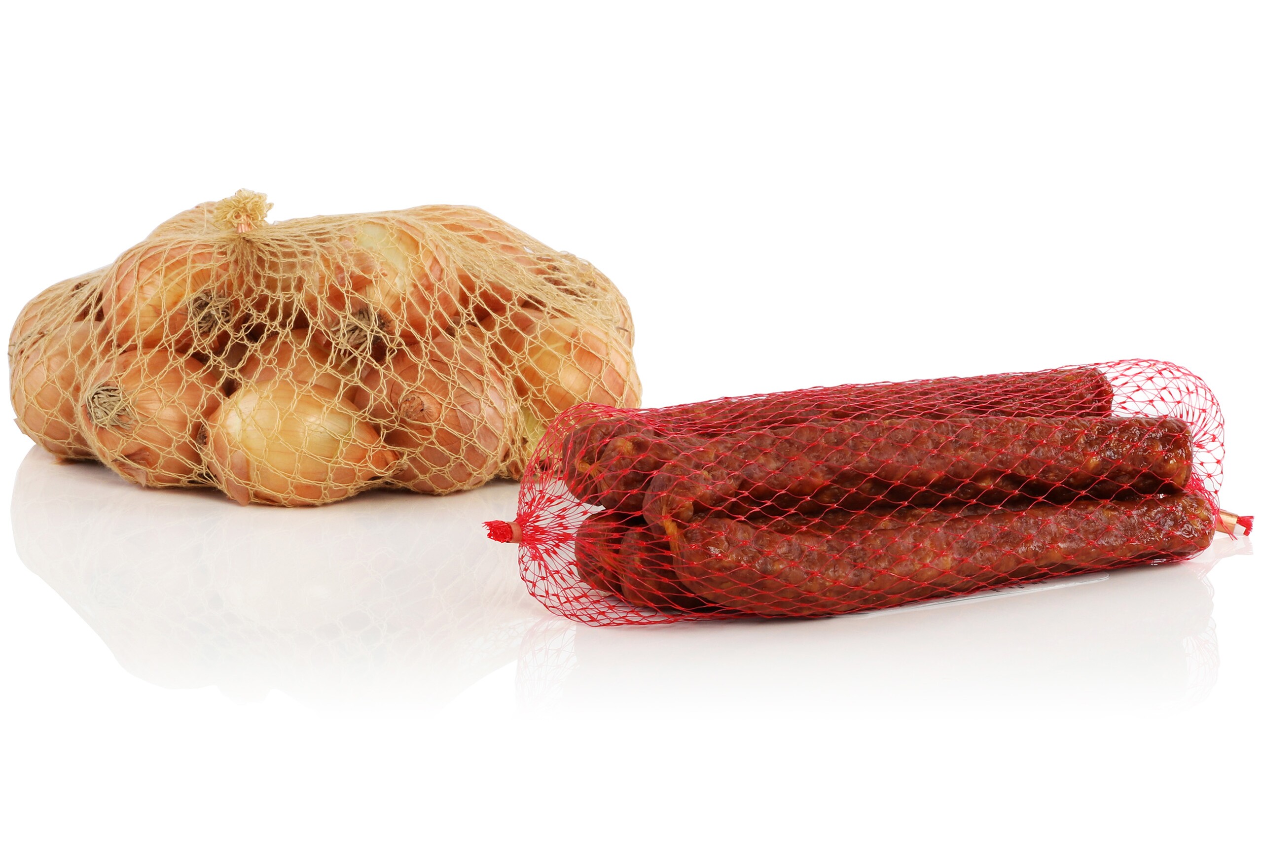 Ein gelbes Verpackungsnetz mit Zwiebeln und ein rotes Verpackungsnetz mit Trockenwürsten.