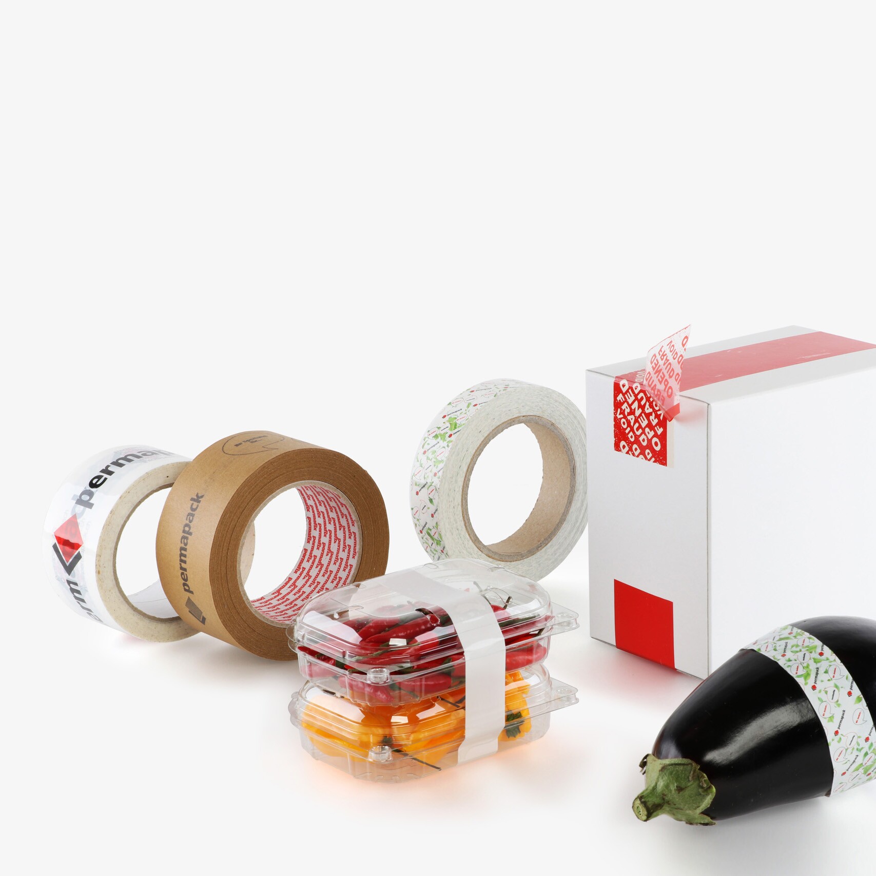 Ensemble de trois rubans adhésifs imprimés, deux barquettes de produits alimentaires entourées d'un ruban adhésif, une boîte avec un ruban adhésif de sécurité et une aubergine avec un ruban adhésif de qualité alimentaire.