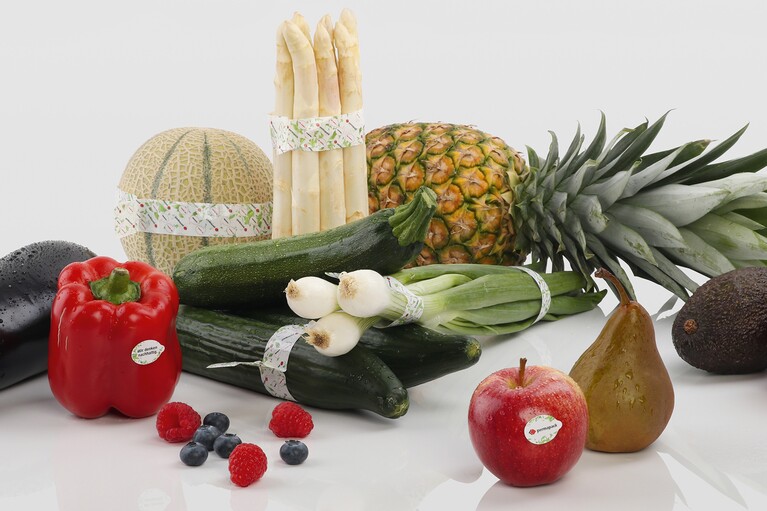 Gruppe aus Gemüse und Früchten bestückt mit nachhaltigen Etiketten für Lebensmittel.