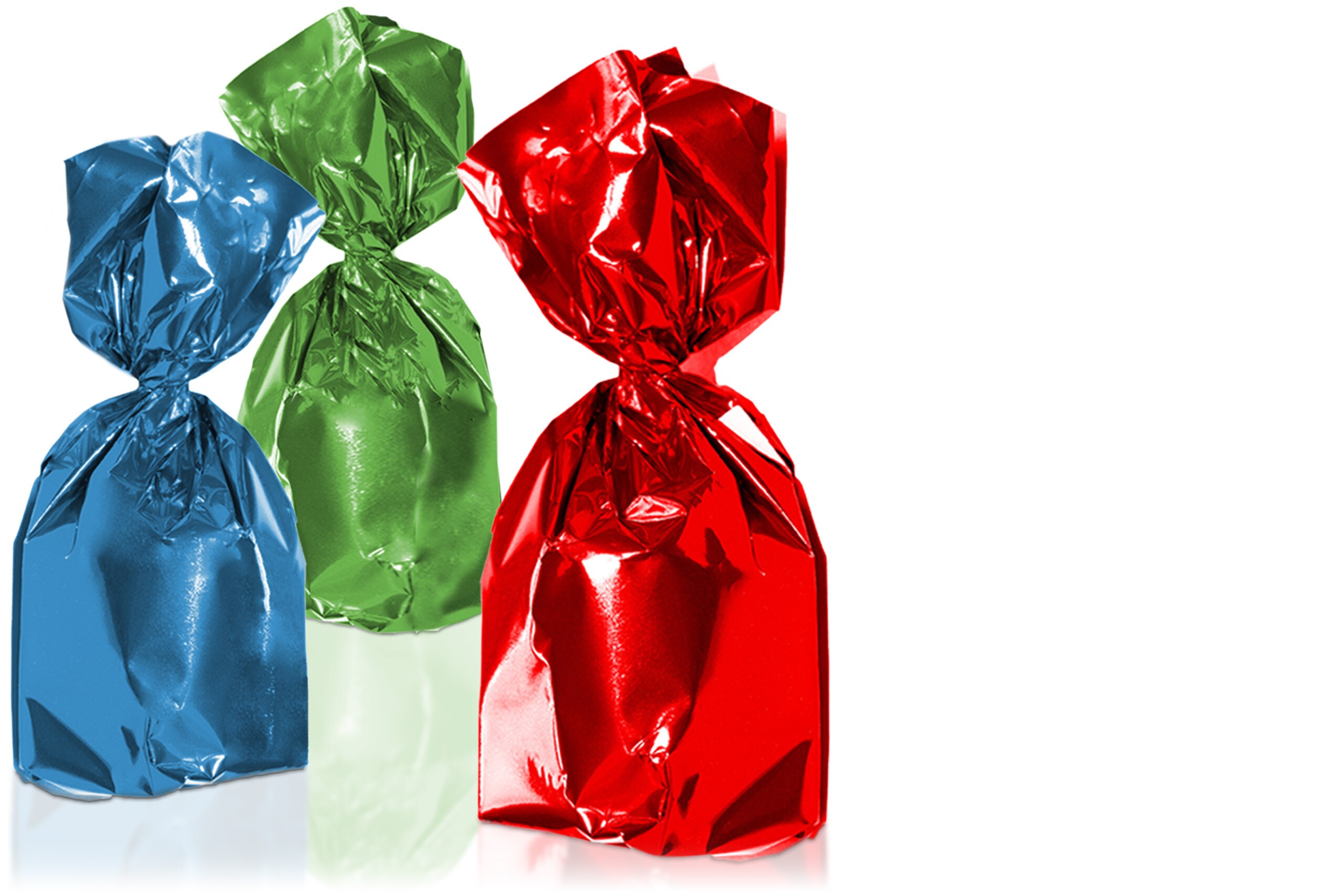Drei Pralinen, verpackt in einer blauen, einer grünen und einer roten glänzenden Twistfolie.