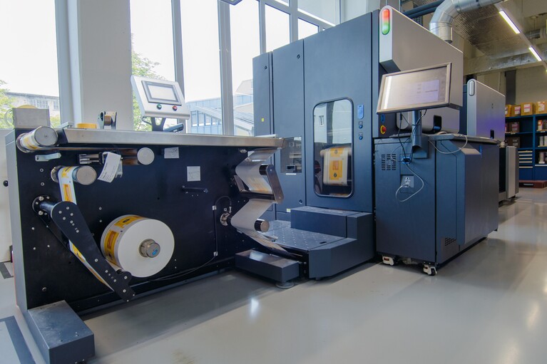 Grosse blaue Digitaldruckmaschine für Etiketten