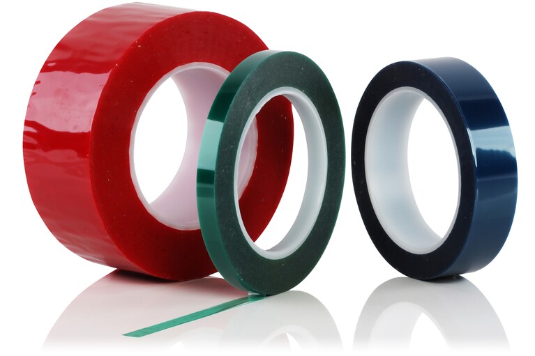 Trois rouleaux de bandes adhésives en film polyester de différentes largeurs et de couleurs rouge, verte et bleue.