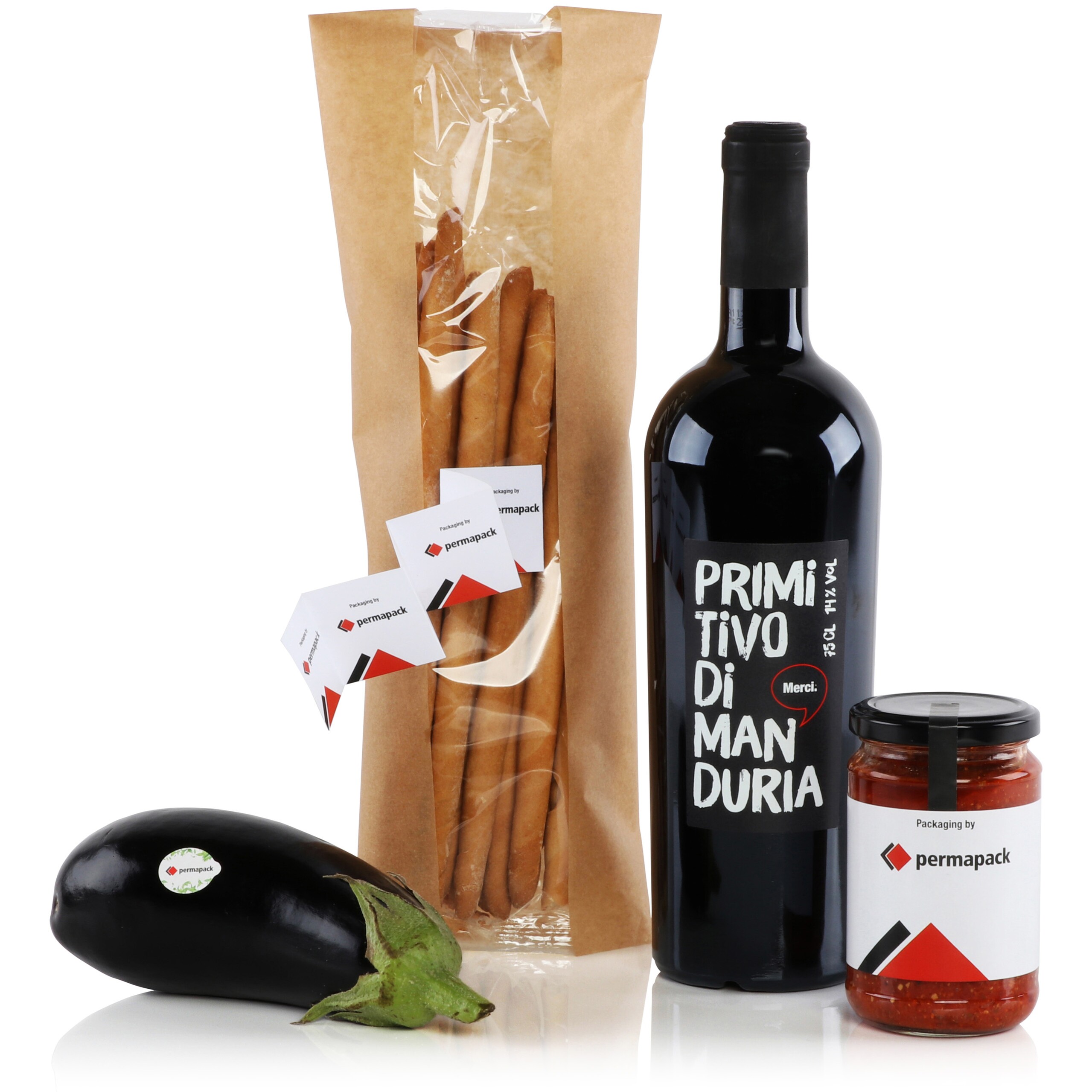 Gruppe mit einer Aubergine, einem Pack mit Snacks, einer Flasche Rotwein und einem Schraubverschlussglas alle bestückt mit bedruckten Etiketten.