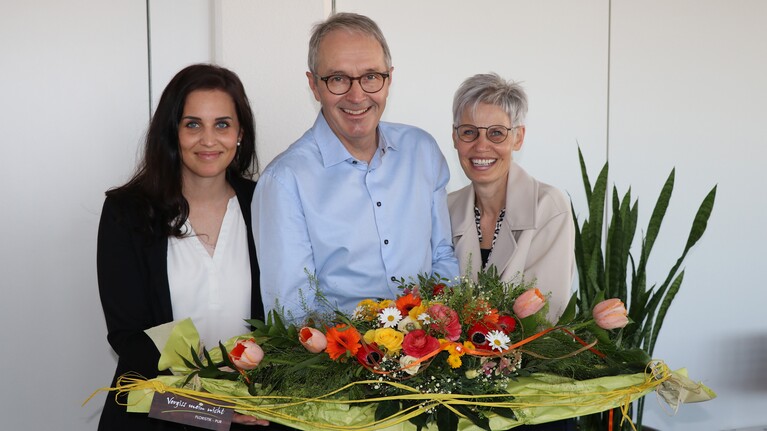 Simone und Doris Hansmann gratulieren dem Jubilar Thomas Hansmann