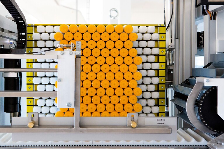 Photo de détail de la machine pour la fabrication de tubes avec des fermetures jaunes