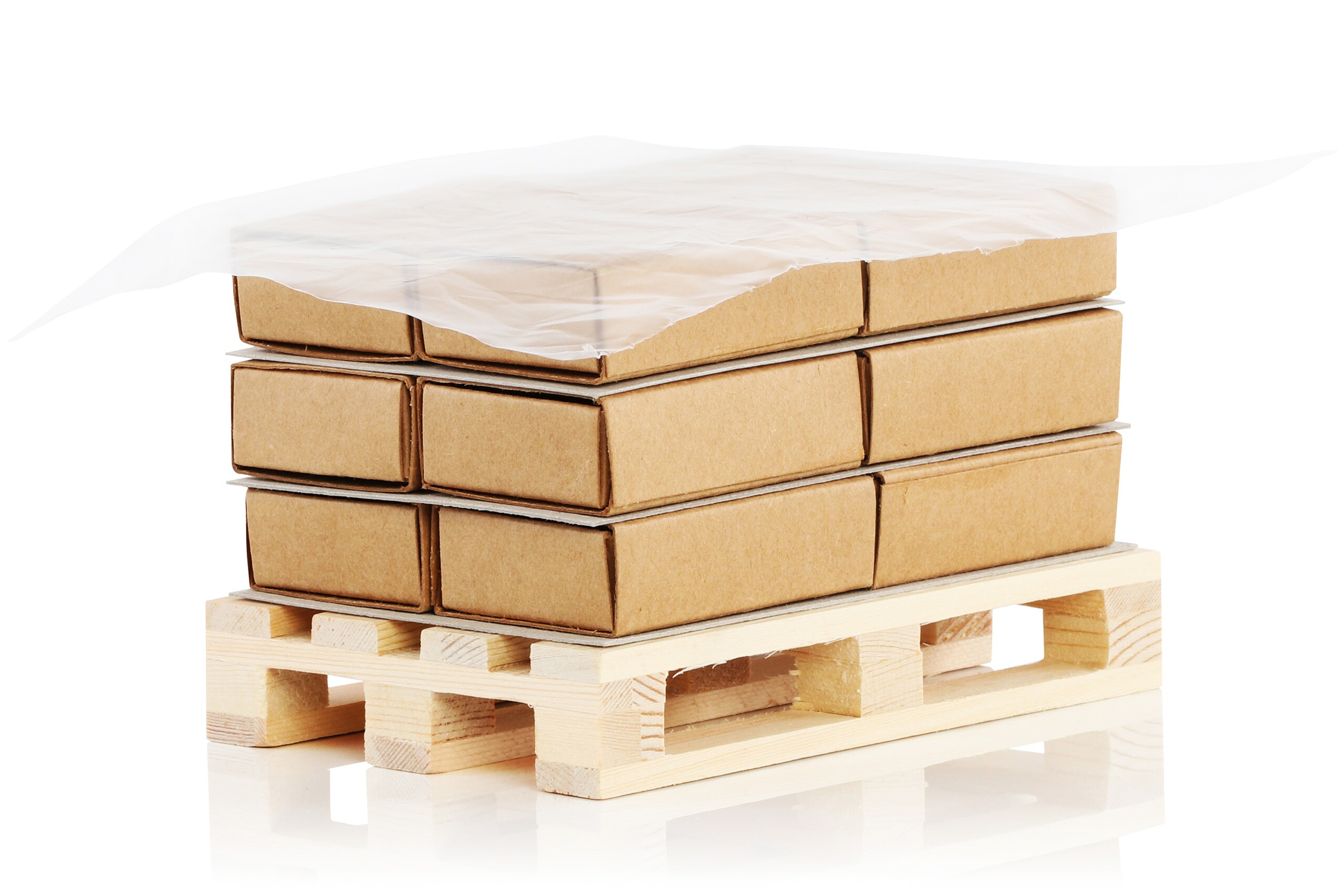 Trois rangées de boîtes en carton empilées sur une palette, recouvertes d'une feuille de couverture.