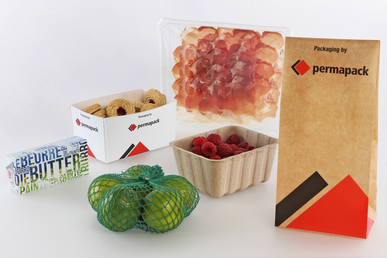 Verschiedene Lebensmittel in flexiblen Verpackungen wie Butterwickelfolie, Verpackungsnetz, Kartonschalen, Verbundfolien und Papierbeutel.