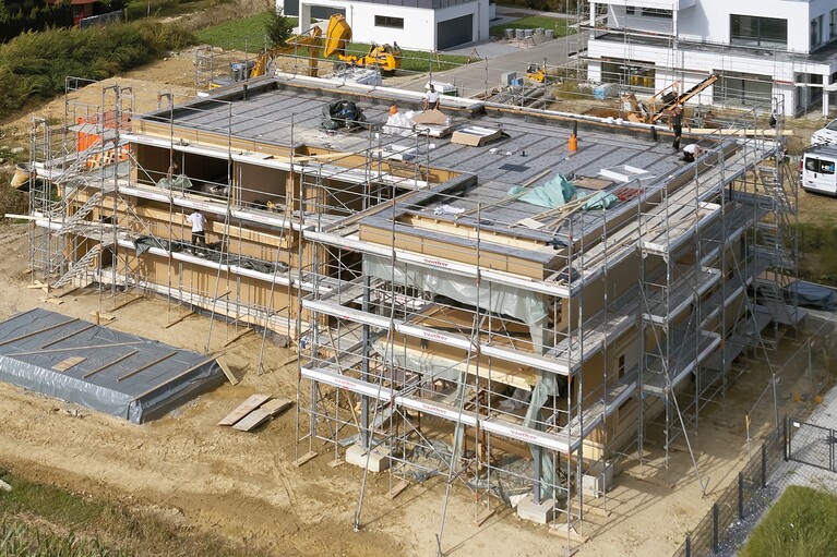 Bâtiment en cours de construction photographié latéralement depuis le haut