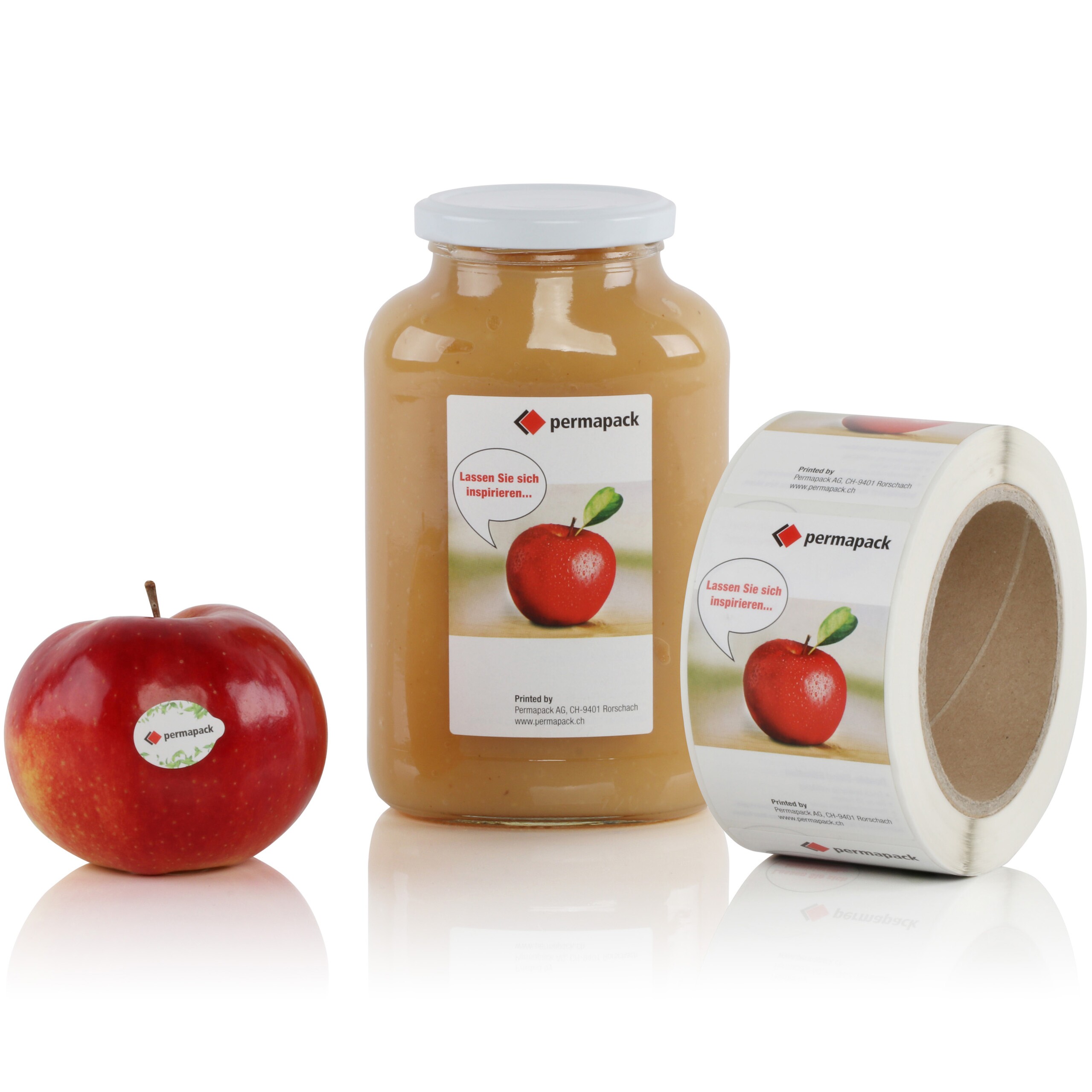 Etiquettes décoratives imprimées sur une pomme, un bocal de compote de pommes et sur un rouleau.