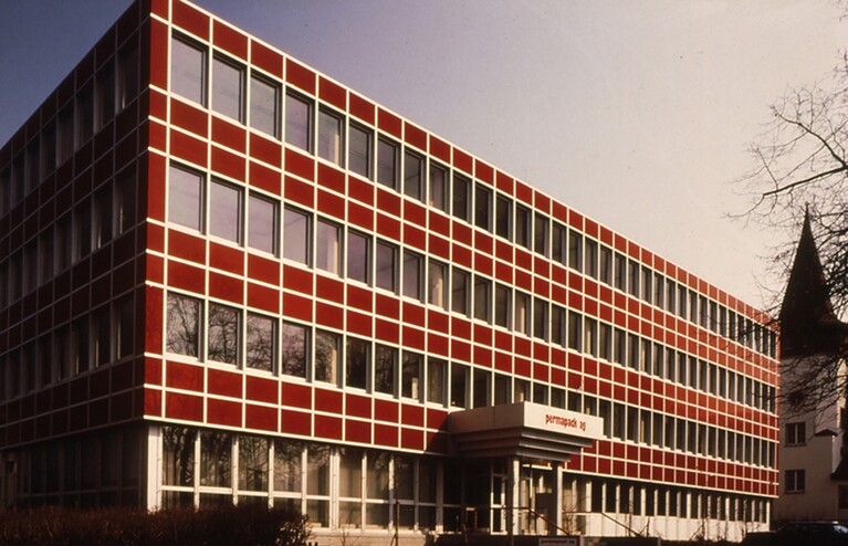 Rotes Firmengebäude der Permapack