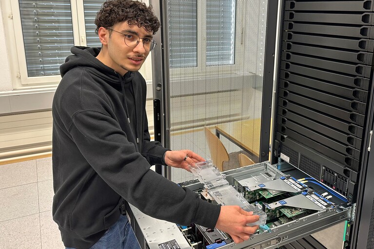 Apprenti informatique entretient des serveurs dans un rack