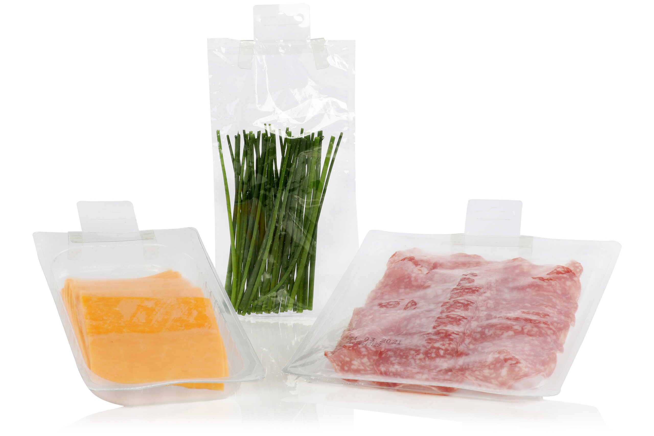Drei Lebensmittelverpackungen mit verschiedenem Inhalt und mit Aufhängeetiketten aus Kunststoff.