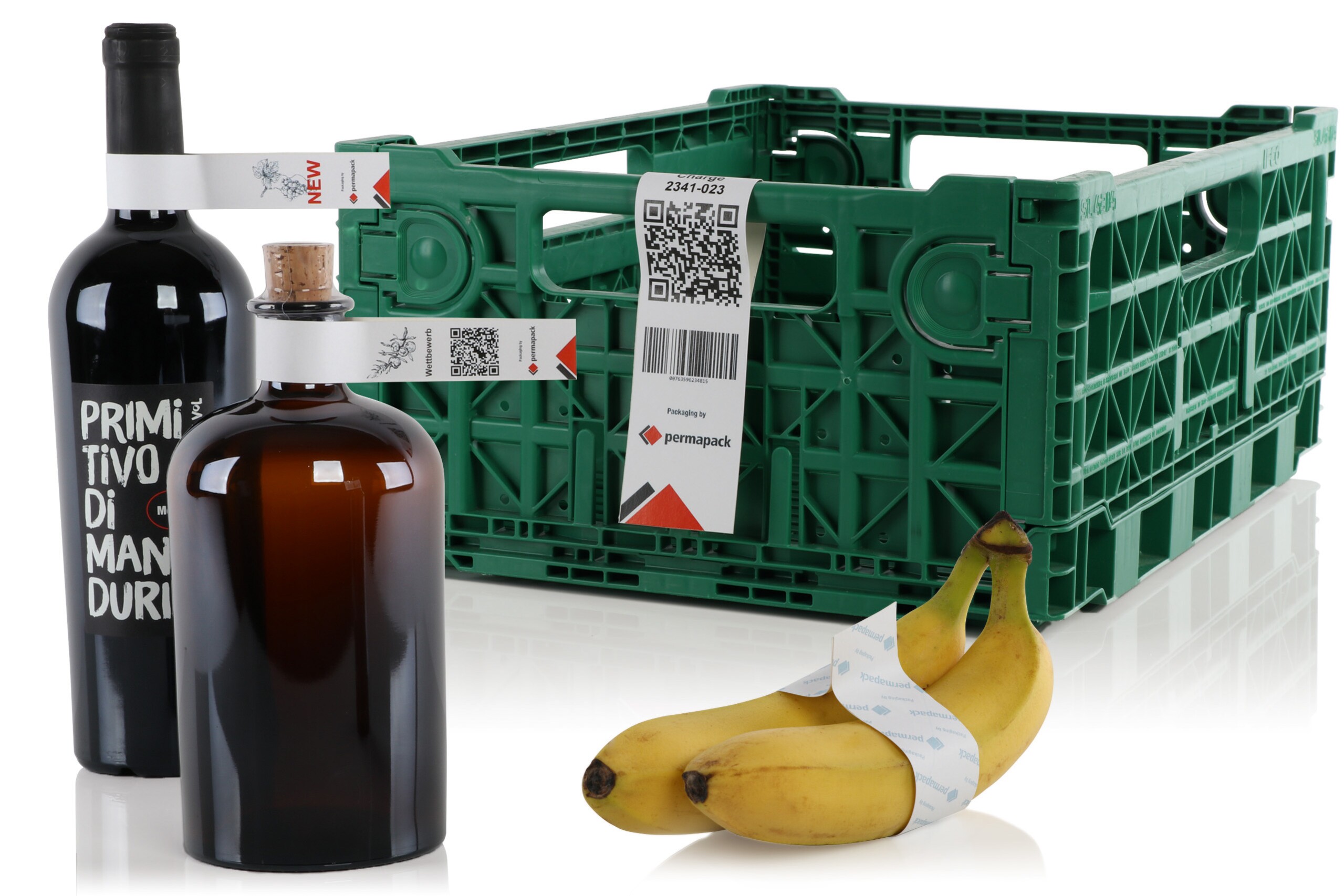 Deux bouteilles, deux bananes et une caisse de fruits, chacune avec une étiquette LoopTack